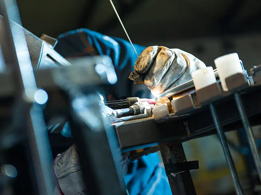 Schweißer arbeitet mit Edelstahl