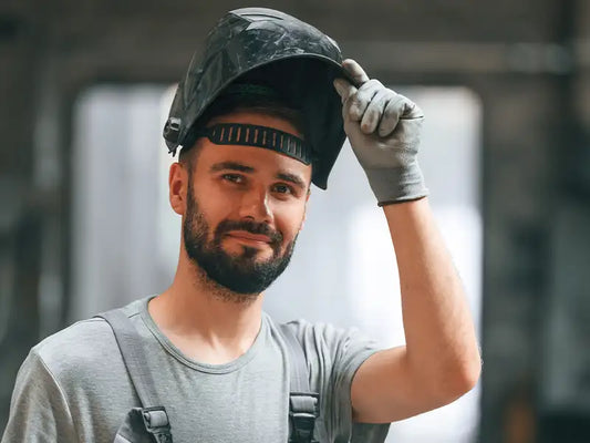 Ein Mann mit Schweißer-Helm